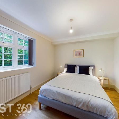 Redhill Town Centre Apartment By Livingo Exterior photo