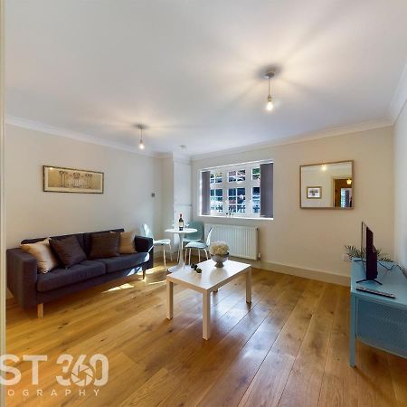 Redhill Town Centre Apartment By Livingo Exterior photo