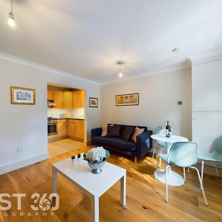 Redhill Town Centre Apartment By Livingo Exterior photo