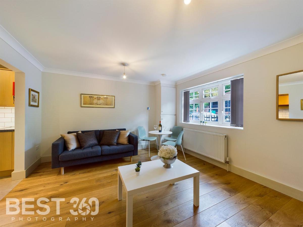Redhill Town Centre Apartment By Livingo Exterior photo